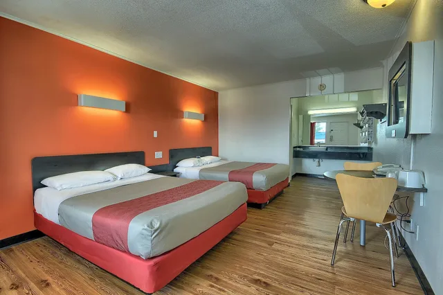 غرفة قياسية بسريرين كوين للمدخنين، Motel6 Lima, OH 1/6