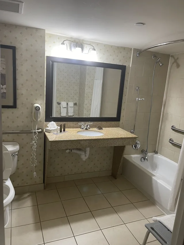 غرفة بزنس بسريرين كوين لذوي الإعاقة، Wingate by Wyndham Southport 4/6