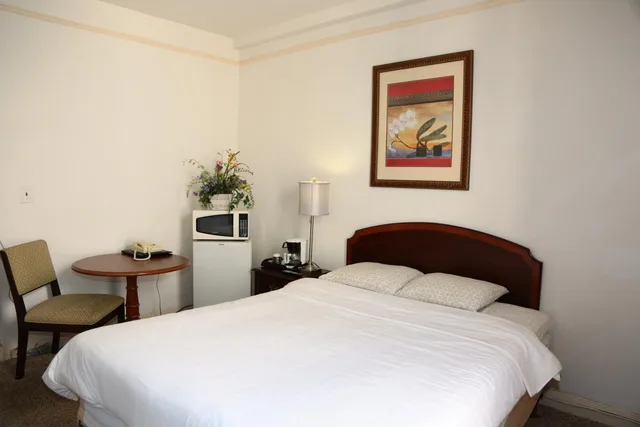 Mixed Dorm, Nash Hotel Berkeley 4/10