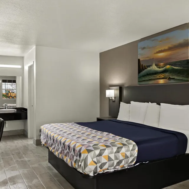 غرفة قياسية بسرير كينج، Knights Inn Belton 1/8