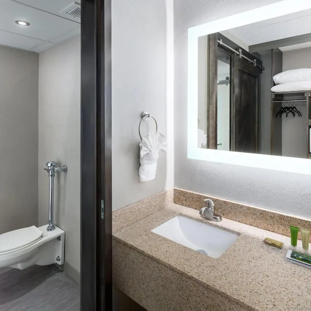 غرفة قياسية بسرير كوين، Bismarck Hotel and Conference Center 7/8