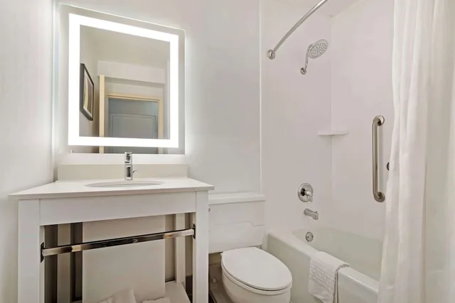 غرفة قياسية بسرير كينج مع أريكة، Best Western Plus Kansas City Sports Complex Hotel 6/7