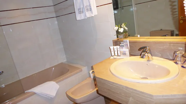 غرفة بسرير مزدوج أو سريرين منفصلين بإطلالة على المسبح، Hotel Estela Barcelona 4/4