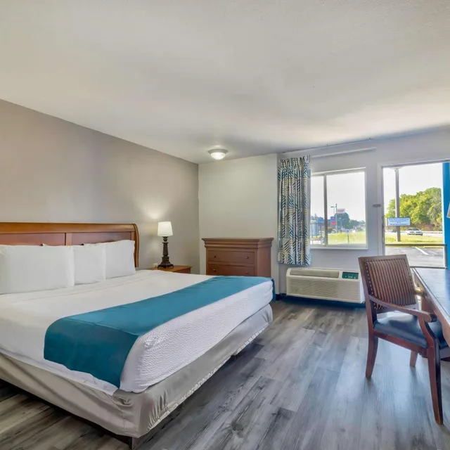 1 King Bed - Mobil Access Tub Nsmk Micfridg، Motel6 Harrisburg, PA – Near PA Expo Center 9/10