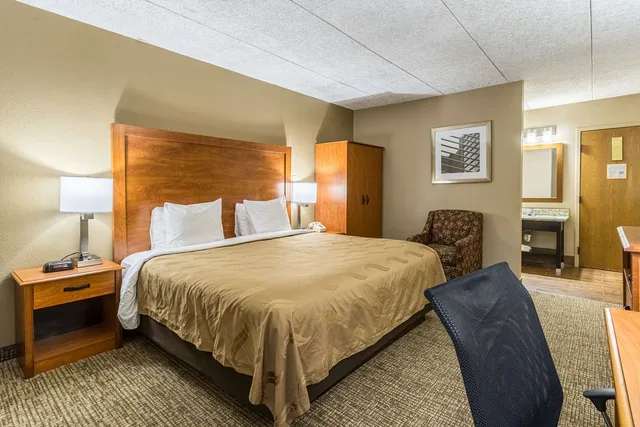 غرفة بسرير كينج لغير المدخنين، OYO Greenridge Hotel 1/2