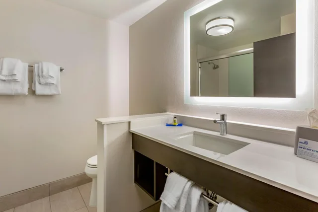 غرفة ديلوكس بسرير كينج لذوي الإعاقة، Holiday Inn Express Suites Phoenix Dwtn State Capitol 8/10