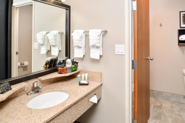 غرفة قياسية بسرير كينج بحوض جاكوزي، Best Western Plus Midwest Inn 6/6