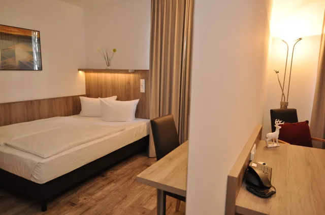 غرفة بسرير كوين، GOLDEN LEAF PERLACH ALLEE HOF 3/10