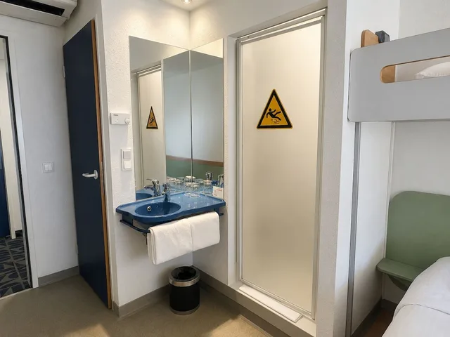 غرفة بسرير مزدوج وسرير بطابقين، Ibis Budget Wien Sankt Marx 5/7
