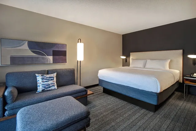 غرفة بسرير كينج بشرفة مع أريكة، Courtyard by Marriott Cincinnati Airport 1/4