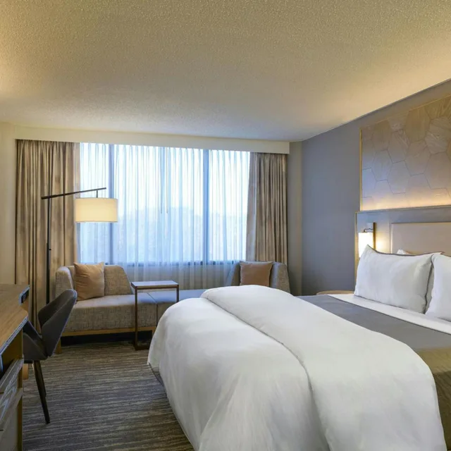 غرفة تقليدية بسرير كينج بحوض استحمام لذوي الإعاقة، Westin Atlanta Airport Hotel 2/10