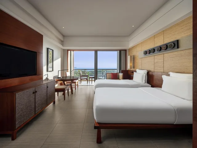 غرفة غراند تنفيذية بسرير كينج بإطلالة على البحر مع دخول صالة النادي، Pullman Oceanview Sanya Bay Resort and Spa 1/7