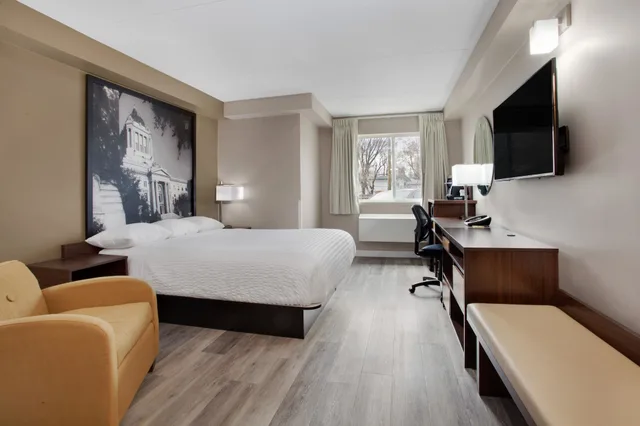Business, Queen Bed, Super 8 by Wyndham Winnipeg West 3/6