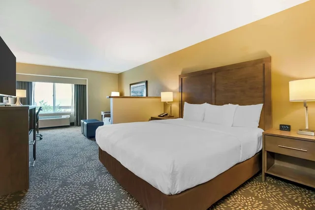 غرفة قياسية بسرير كينج مع أريكة لذوي الإعاقة، Best Western Columbia River Waterfront Hotel Astoria 1/2