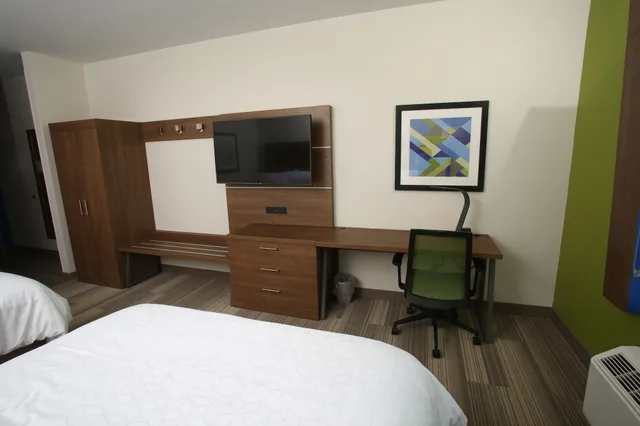 غرفة قياسية بسريرين كوين لذوي الإعاقة، Holiday Inn Express Mccook 1/6