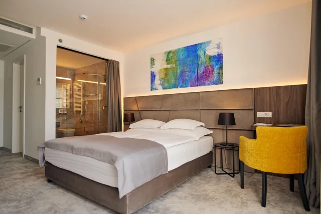 غرفة بسرير كوين، Paris Hotel 1/3