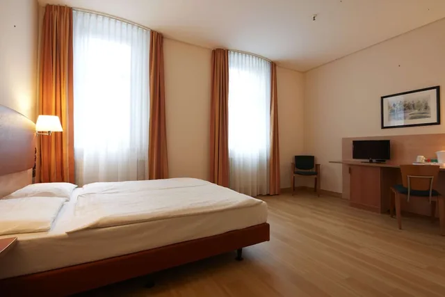 غرفة بزنس بسرير كوين، IntercityHotel Berlin Ostbahnhof 2/8