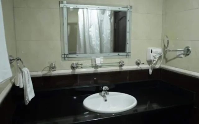 غرفة قياسية بسرير كينج بإطلالة على المسبح، De Santos Hotel 10/10