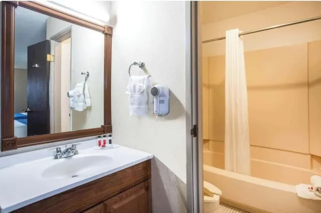 غرفة بسرير كينج لذوي الإعاقة، Travelodge by Wyndham Colorado Springs Airport/Peterson AFB 4/5