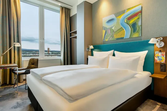 Room, Queen Bed, Hotel Motel One Wiesbaden 2/8