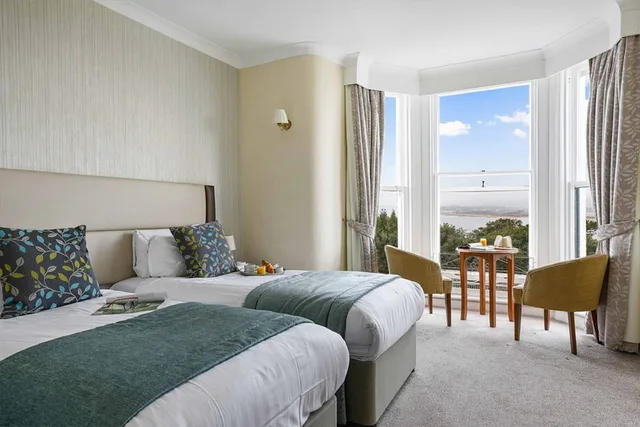 غرفة بسريرين منفصلين بإطلالة على البحر، Royal Beacon Hotel 1/3