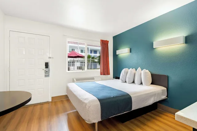 غرفة قياسية بسرير كوين، Studio6 Suites Carpinteria, CA - Santa Barbara - South 3/4