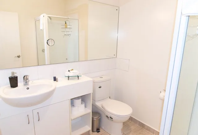 غرفة بسرير مزدوج أو سريرين منفصلين بإطلالة على البحيرة، Queenstown House Boutique Bed and Breakfast and Apartments 8/9