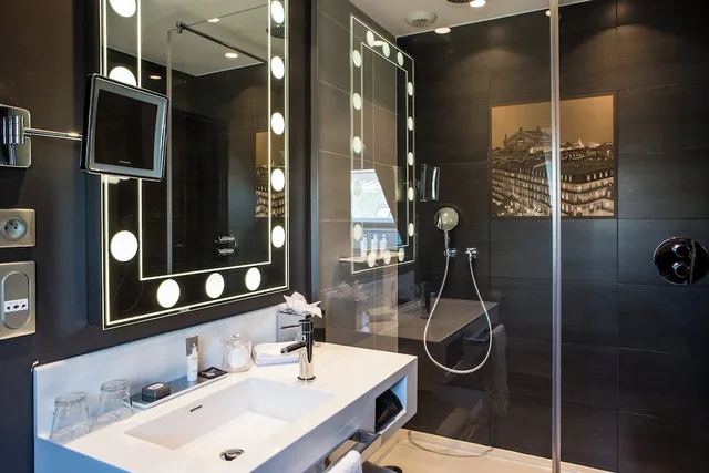 1 Bedroom, Suite, Queen Bed, Sofa, Hotel Indigo Paris - Opera by IHG 5/7