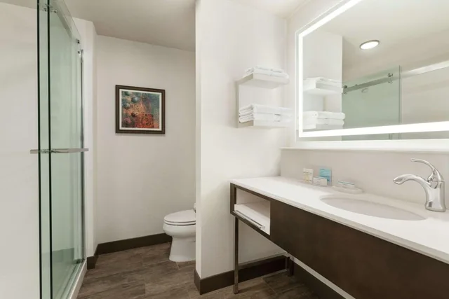 استوديو ركني بسرير كينج بشرفة مع أريكة، Hampton Inn and Suites Kansas City Downtown Crossroads 2/2
