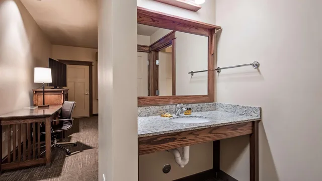 جناح بسرير كينج بجاكوزي، Best Western Plus High Country Inn 6/6