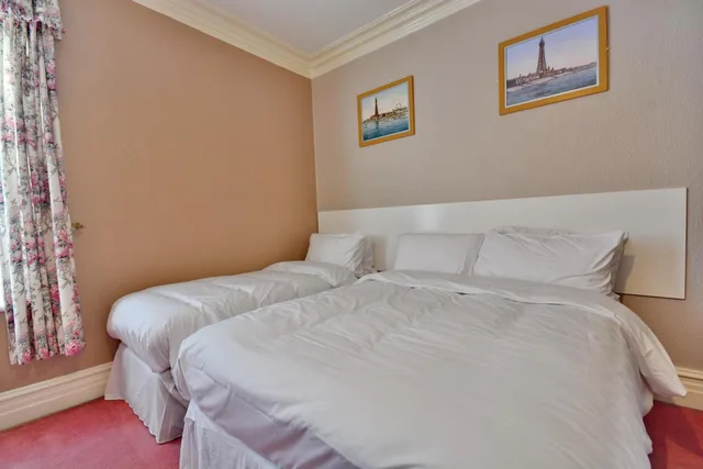 غرفة ثلاثية، Royal Oakwell Hotel 5/10