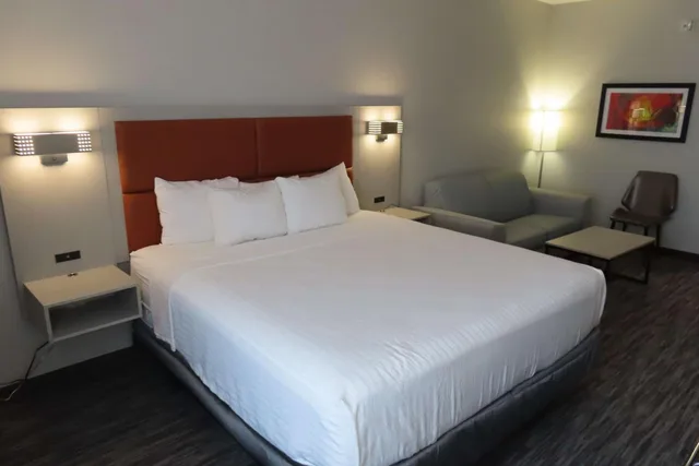 Room, King Bed, Bathtub, Accessible, Best Western Heritage Inn & Suites 2/7