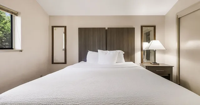 Studio, Queen Bed, Pool Side، Northern Queen Inn 2/2