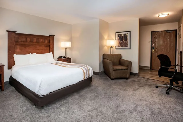 غرفة ديلوكس بسرير كوين لذوي الإعاقة، La Quinta Inn & Suites by Wyndham Grants Pass 2/3