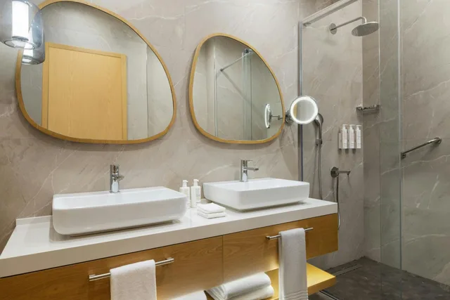 شقة بسريرين منفصلين وسرير كينج بإطلالة على المدينة بشرفة بغرفتي نوم مع أريكة، Marriott Executive Apartments Istanbul Investvadi 4/5