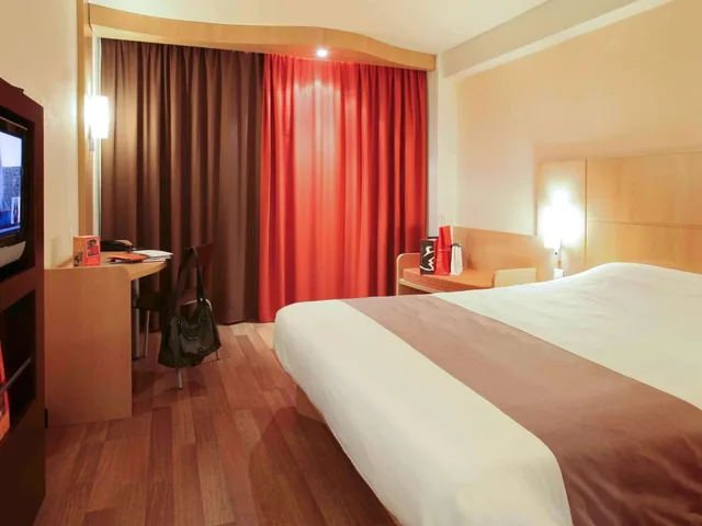 Room, 1 Double and 1 Single Bed, Ibis Braga 5/6