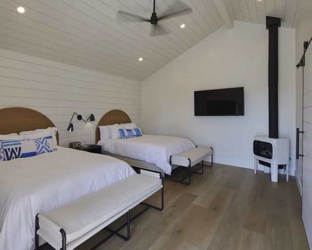 Backyard, Bungalow, 2 Queen Beds، The Dolphin Inn 2/4