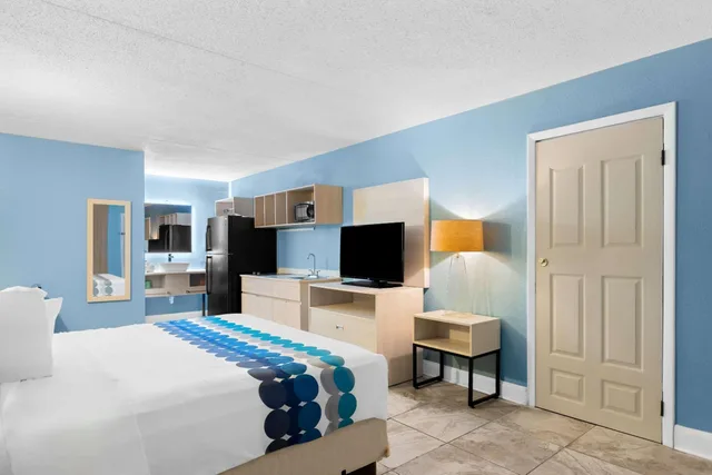 غرفة بسرير كينج للمدخنين، Suburban Studios Brunswick of I-95 3/6