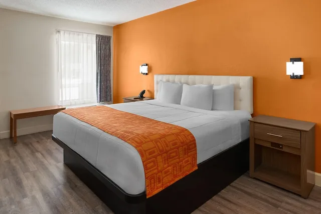 غرفة بسرير كينج لذوي الإعاقة، Howard Johnson by Wyndham Savannah GA 3/10
