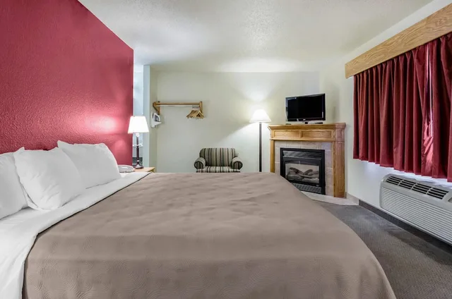 جناح بسرير كينج مع أريكة، Rodeway Inn Hesston, KS 1/10