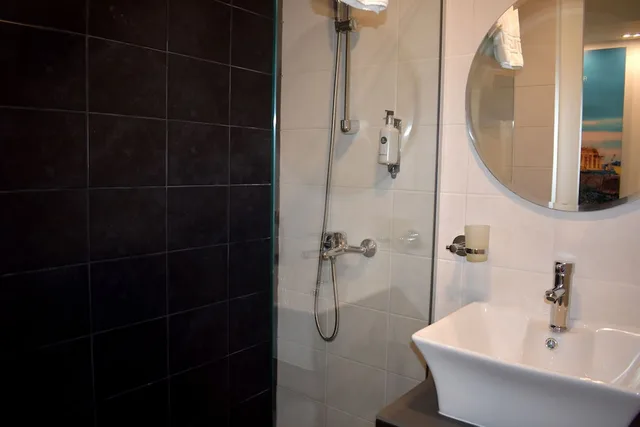 جناح جونيور بسرير كوين بشرفة مع أريكة بجاكوزي، Athenian Montaza Hotel 1/2
