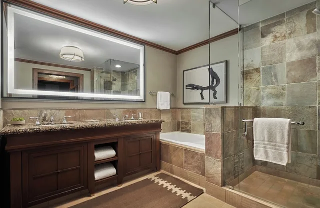 Summit, Suite, 2 King Beds، Four Seasons Resort Whistler 4/5