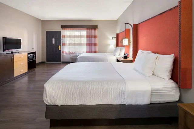 غرفة بسريرين كوين لذوي الإعاقة، La Quinta Inn & Suites by Wyndham Orange County Airport 1/5