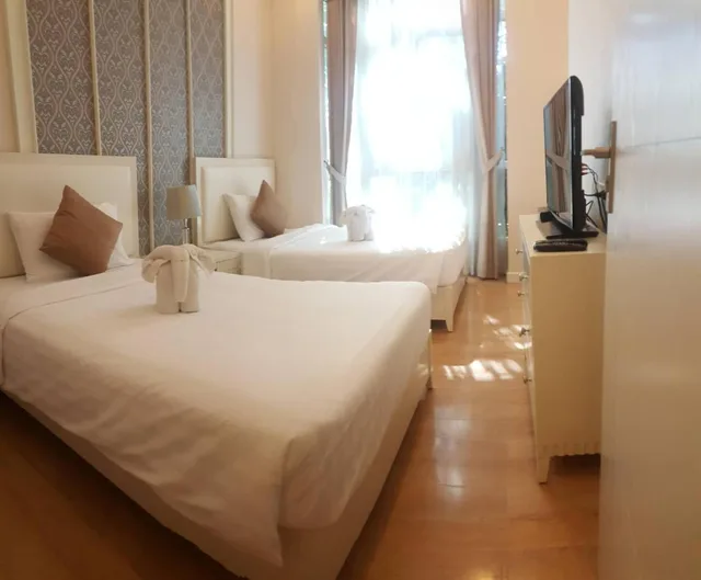 غرفة بسريرين منفصلين بحوض استحمام، Harmony Resort Hotel 1/10