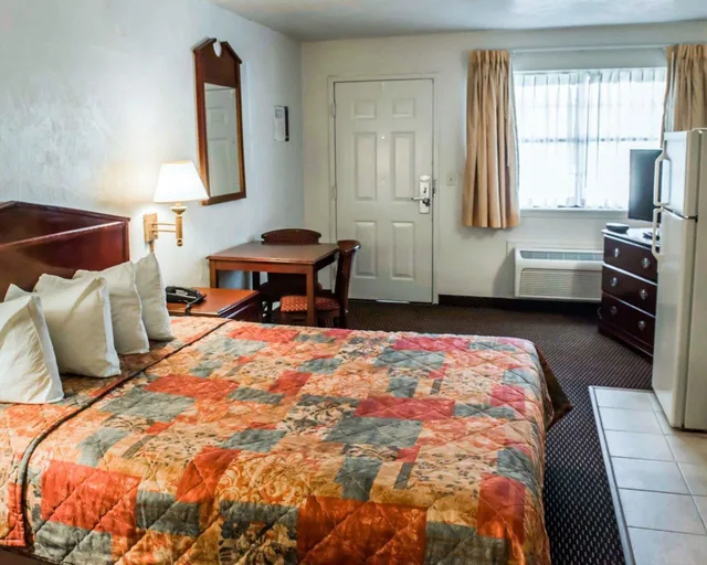 غرفة قياسية مع أريكة، Suburban Studios Tallahassee near University 3/7