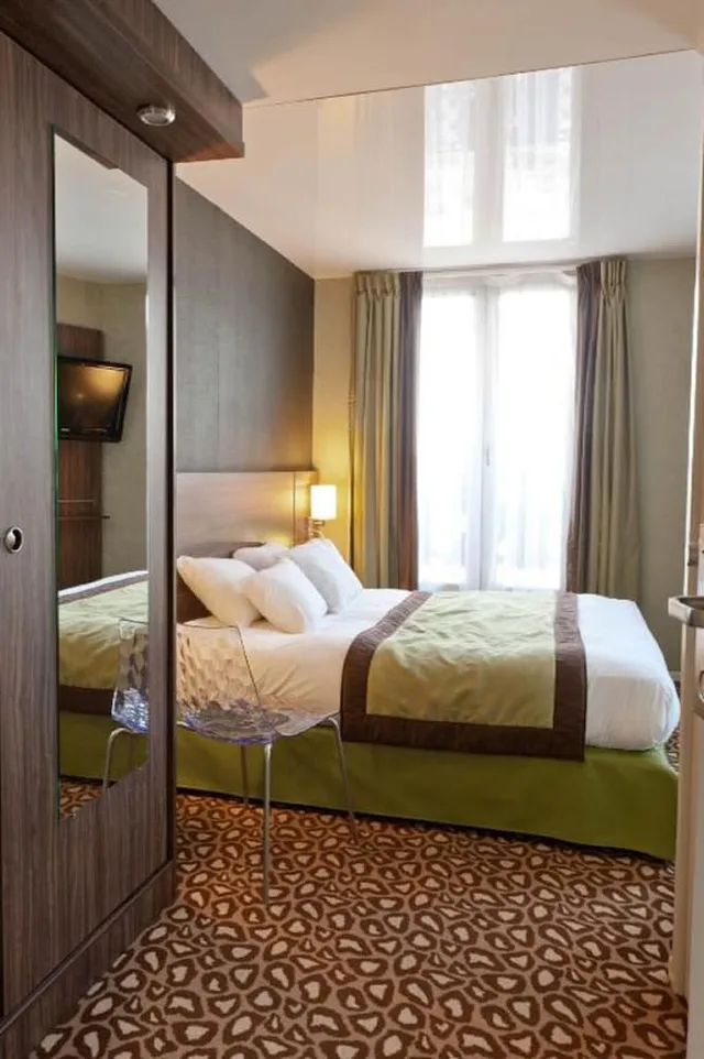 Room, Double Bed, Berkeley Paris 8/10