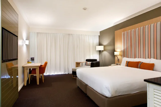 Classic, King Bed, Mercure Gold Coast Resort 2/8