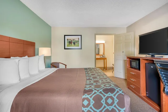 غرفة قياسية بسرير كينج لذوي الإعاقة، Surestay Hotel By Best Western Bowling Green North 1/5