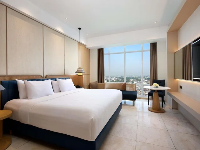 Deluxe, King Bed, Grand Mercure Solo Baru 2/4