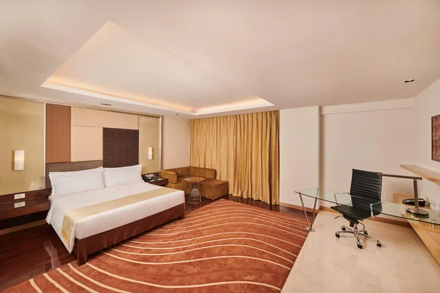 جناح بسرير كينج مع دخول الصالة للمدخنين، HOLIDAY INN MUMBAI INTERNATIONAL AIRPORT 1/3